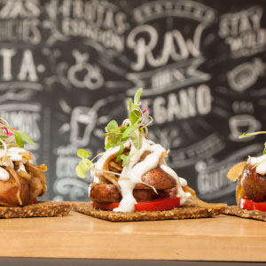 Imagen plato de comida saludable, Raw Café